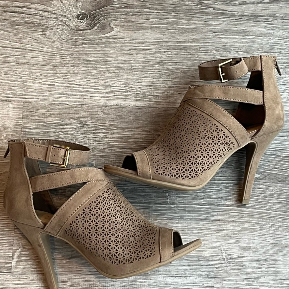 LC Lauren Conrad: Taupe Peep-Toe Heels